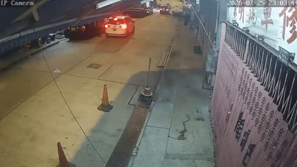 現場為土瓜灣明倫街，影片中，白色私家車疑似進行非法加油活動。FB@港車北上自駕遊同樂會（下同）