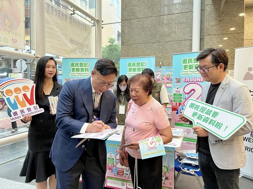 張國鈞還幫助市民登記。張國鈞fb 張國鈞還幫助市民登記。張國鈞fb