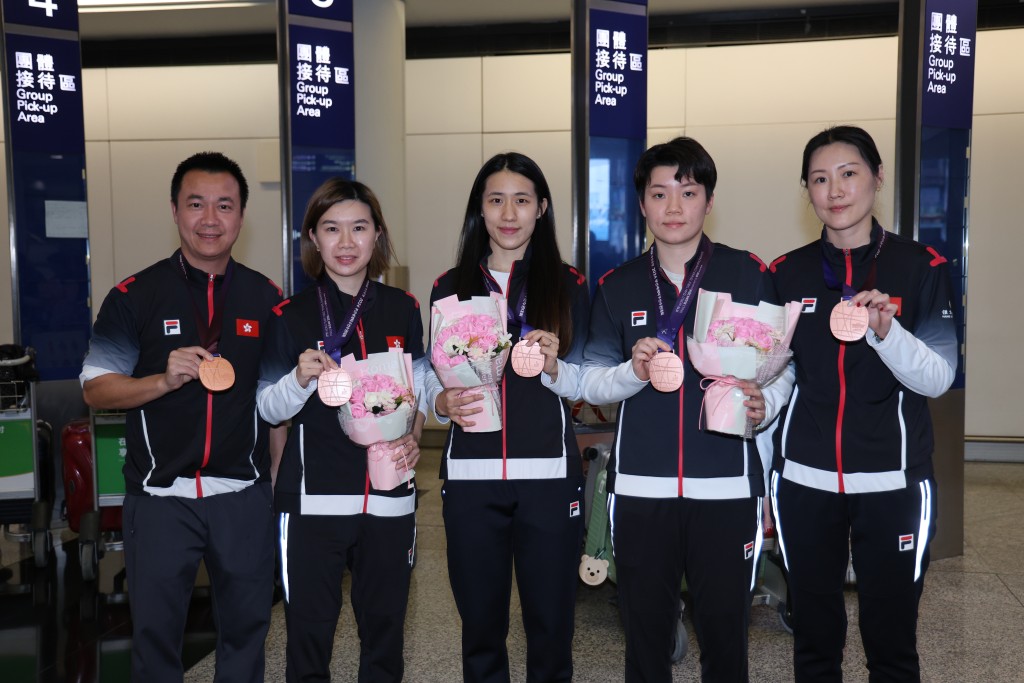 代总教练李静（左一）表示3位世锦赛铜牌功臣将是巴黎奥运的主力球员