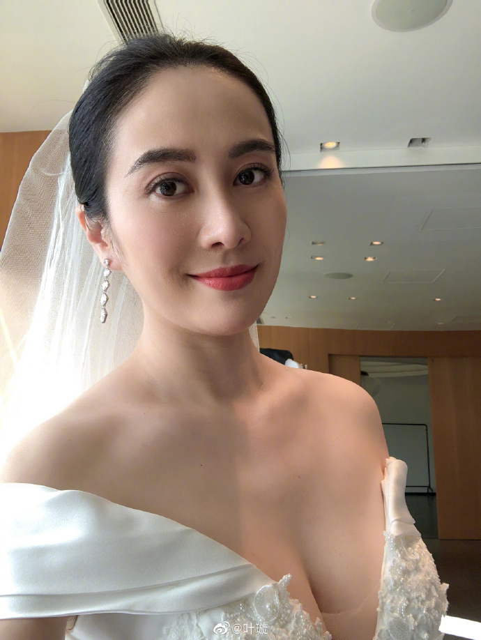 葉璇貼出婚紗照引來外界揣測好事近，不過估計只是戲服。