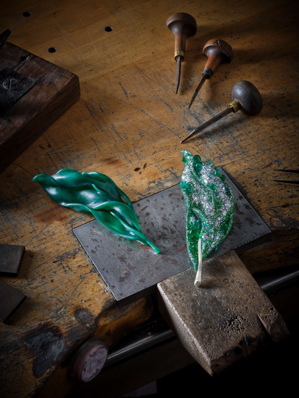 「落地生根」胸針,以18K白金、18K黃金 及鈦金屬鑲嵌超過二十種不同深淺色澤的 祖母綠和沙弗萊石,並搭配高淨度及大卡 數的白鑽,以及黃鑽、偏灰綠色藍寶石、藍寶石及翠榴石,合共4,040顆寶石,共重105.02卡,製作期間通過多次排石測試與鑲嵌角度的精確調整。 「落地生根」胸針,以18K白金、18K黃金 及鈦金屬鑲嵌超過二十種不同深淺色澤的 祖母綠和沙弗萊石,並搭配高淨度及大卡 數的白鑽,以及黃鑽、偏灰綠色藍寶石、藍寶石及翠榴石,合共4,040顆寶石,共重105.02卡,製作期間通過多次排石測試與鑲嵌角度的精確調整。