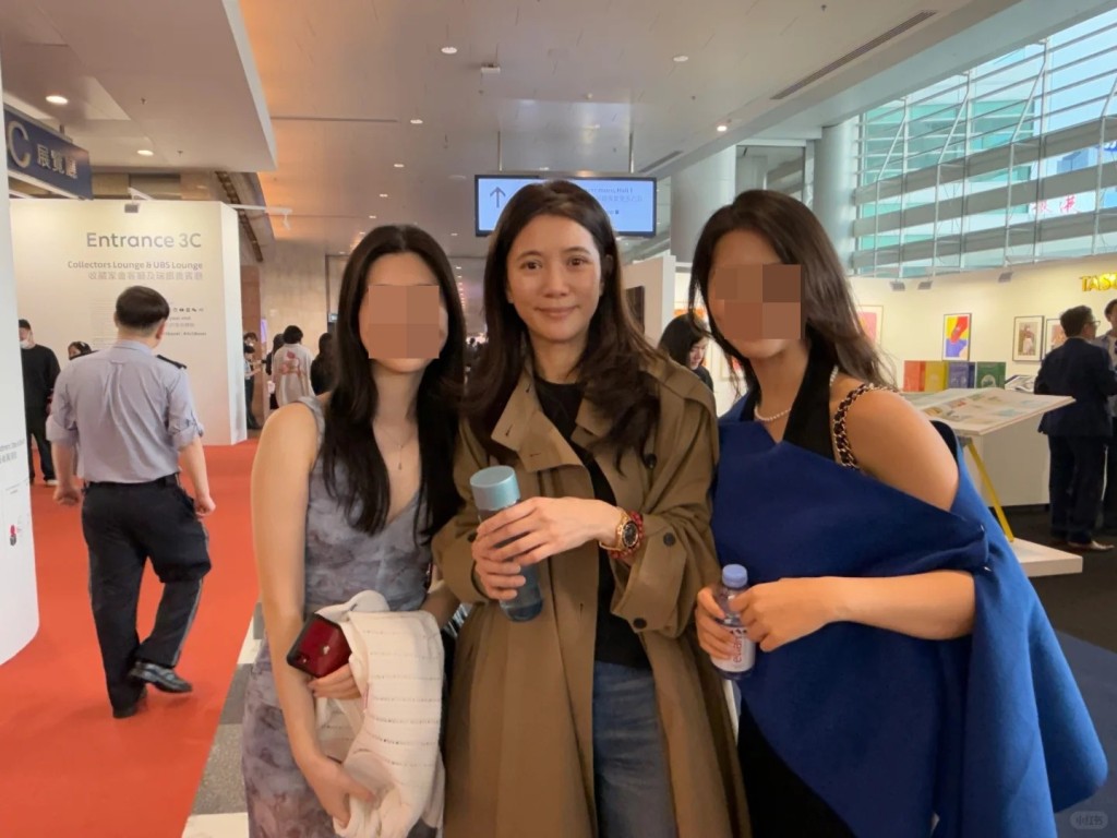 袁詠儀和張智霖齊齊睇藝術展,被粉絲於現場瘋狂集郵。 袁詠儀和張智霖齊齊睇藝術展,被粉絲於現場瘋狂集郵。