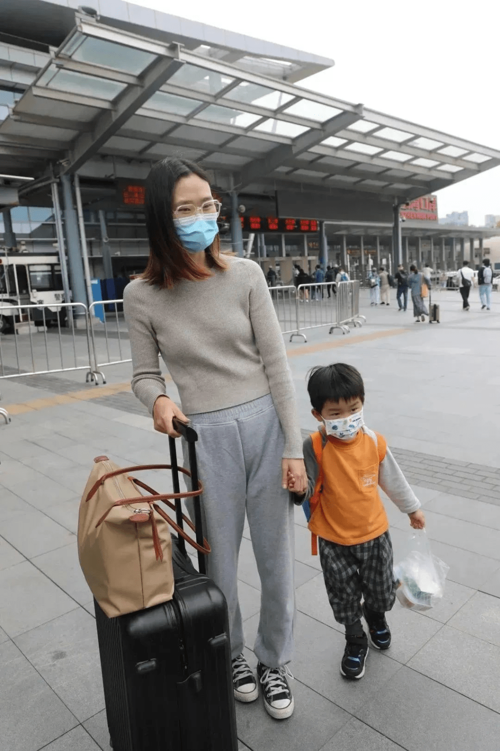 来自广东江门的曾女士带著4岁的儿子过港，打算带他去迪士尼、科技馆等地方打卡。