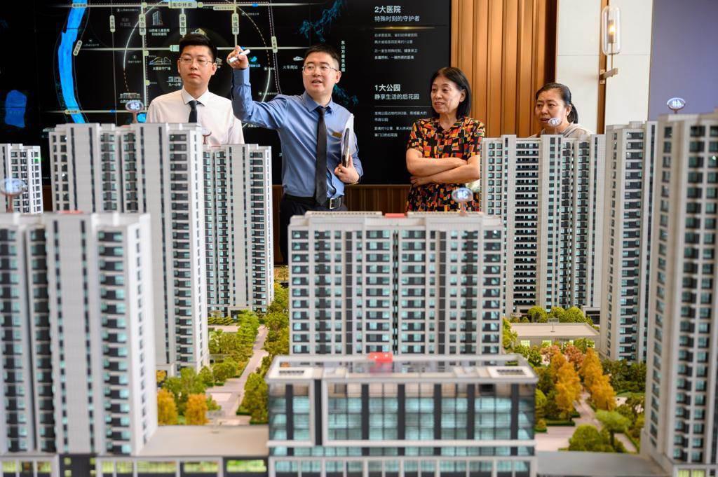 一位在天津购买了「骨灰房」的业主表示，一般人会选择地理位置比较偏僻、住户较少及价格便宜的单位作「骨灰房」