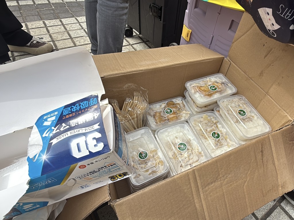 團隊今午準備200份餐食在午餐時段免費派發。