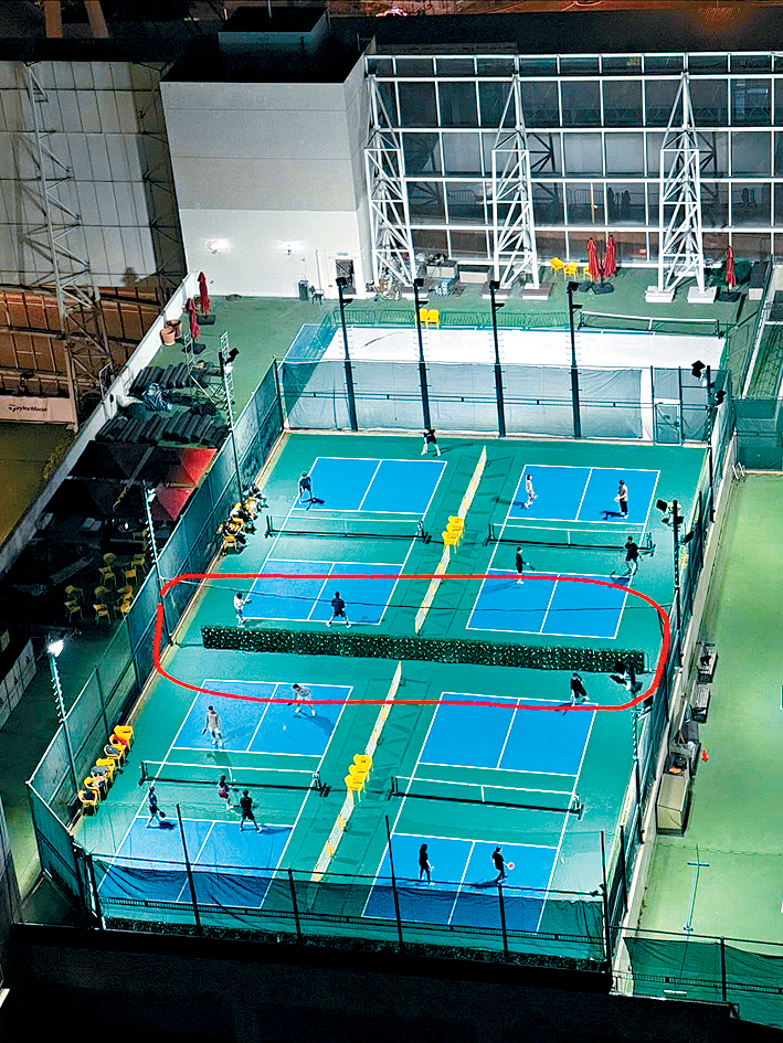 位於奧海城一期天台的匹克球場雖然加裝了隔音屏障（紅圈示）等設施，但附近居民認為效果不彰。