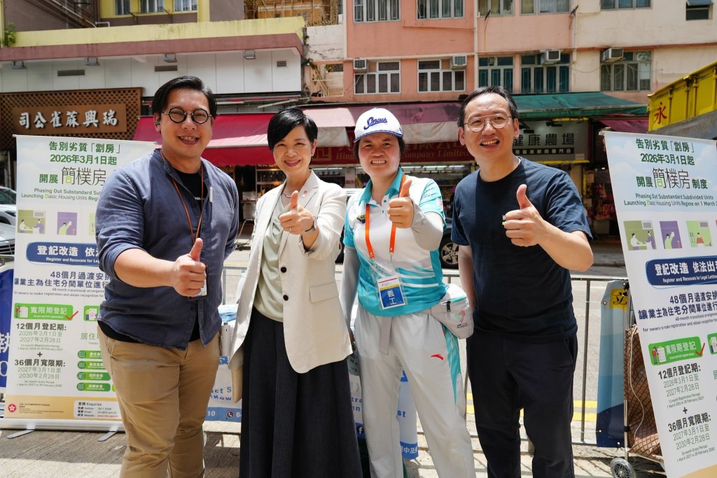 何永賢與柯創盛到觀塘瑞和街、分間單位區域服務隊「新家園協會九龍西服務處」組織的街站,向街坊宣傳。何永賢fb 何永賢與柯創盛到觀塘瑞和街、分間單位區域服務隊「新家園協會九龍西服務處」組織的街站,向街坊宣傳。何永賢fb