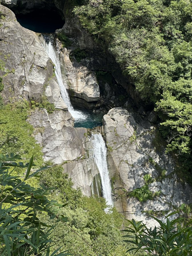 熊本縣天草市轟之瀑布是知名戲水地點。 X