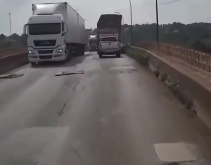 行车记录仪拍下大桥断塌的一刻。X@République 行车记录仪拍下大桥断塌的一刻。X@République