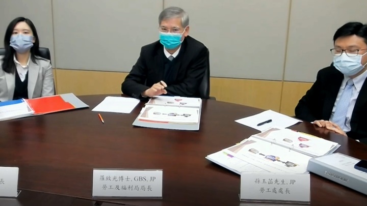 羅致光(中)表示政府計畫月底提交取消強積金對沖的法案。立法會影片截圖