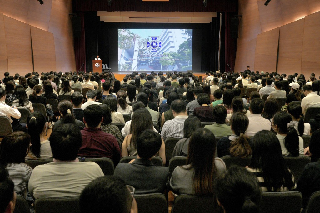 教育局去年宣布允许人才计划成功申请人的受养人可在港就学，待遇与本地生相同。