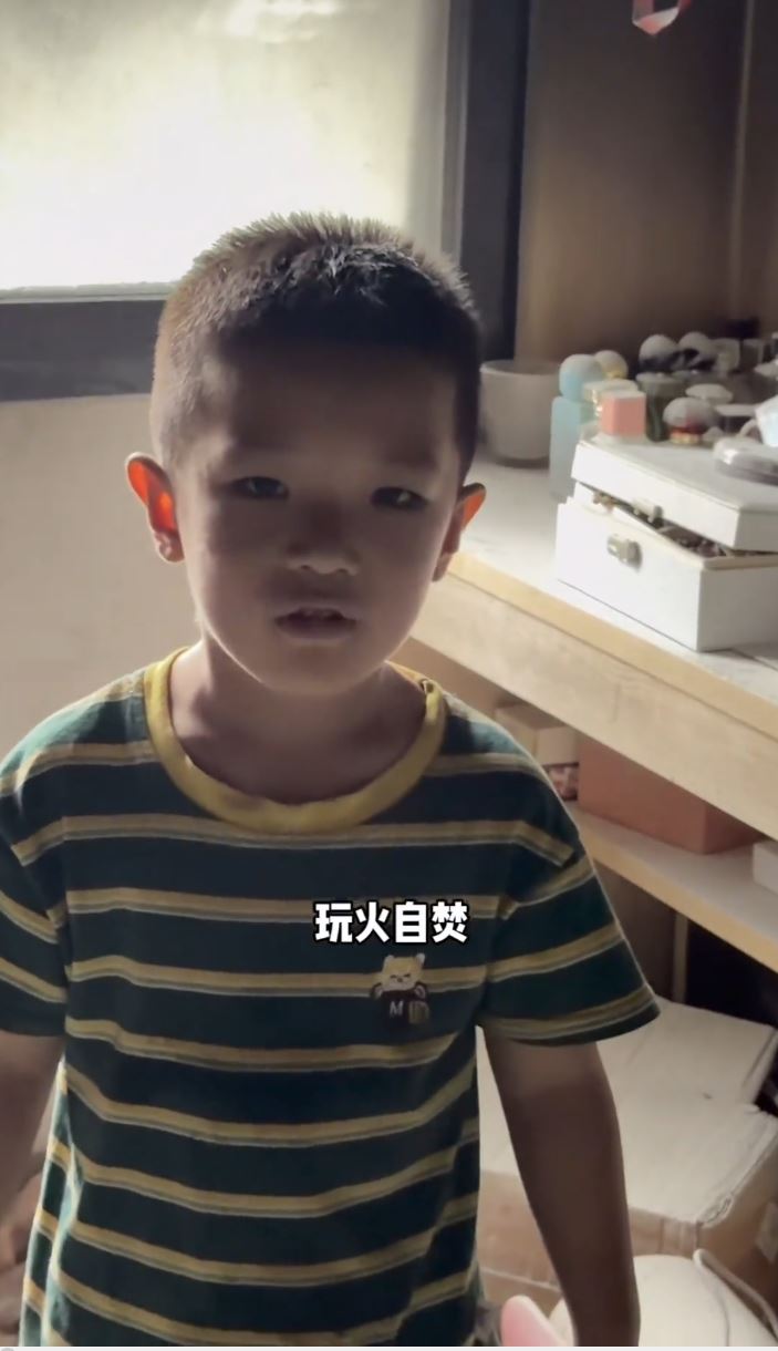 火災後，大彭情緒穩定，語氣平靜的教育兒子。抖音