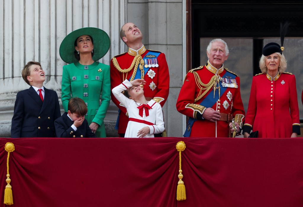 夏洛特公主（白衣）和皇室主要成員在閱兵活動現場。路透社