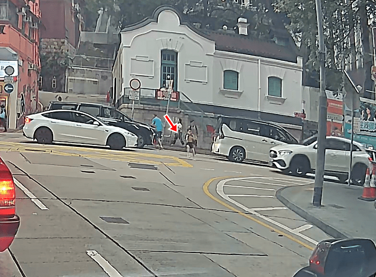 男子突然衝出馬路。fb：車cam L（香港群組）