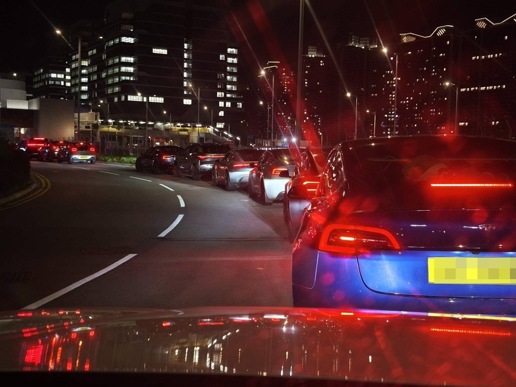 有車主在社交平台發文，大呻自己深夜時分輪候約50分鐘方能進場充電。FB@香港電動車充電資訊交流