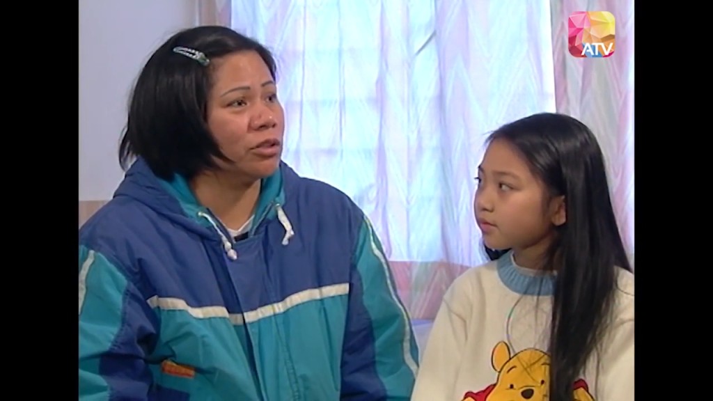林颖彤母亲（右）在访问中公开母女悲惨故事。  ​
