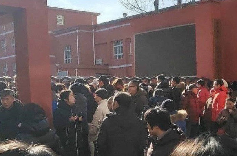 大批家長到小學了解情況。網上圖片
