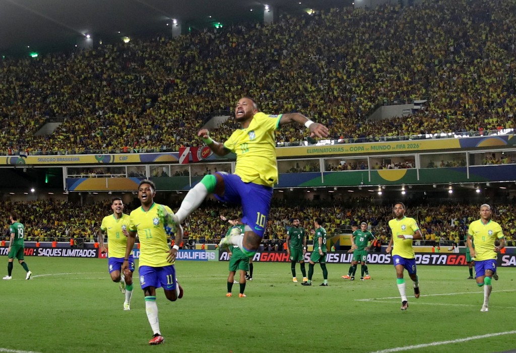 尼馬在禁區內射入破紀錄的一球後，在慶祝時作出比利當年經常做的跳起揮拳動作，向此名巴西傳奇球王致敬。路透社