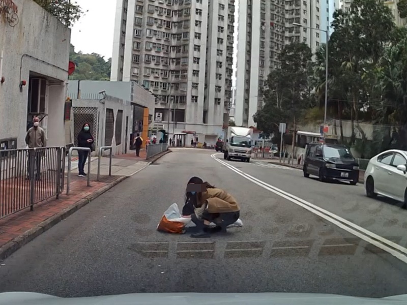 媽媽隨即抱起男童。