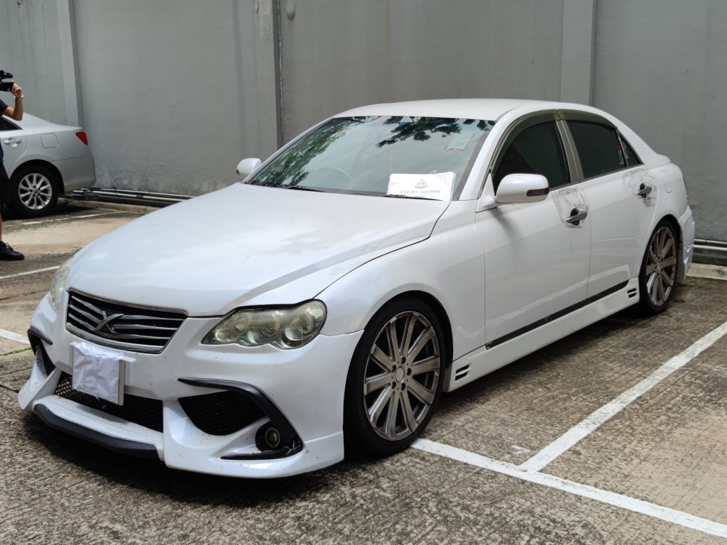 涉案的白色私家車。