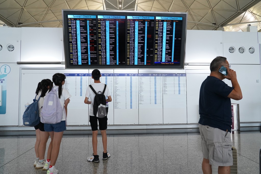 旅客在机场查看航班资讯。叶伟豪摄