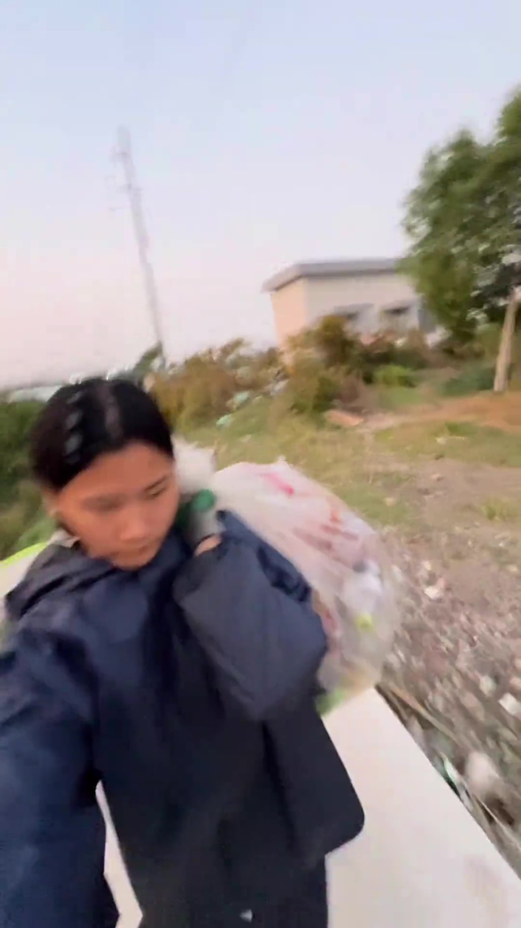 “超人冷”不忘初心成名后仍帮忙捡废品。