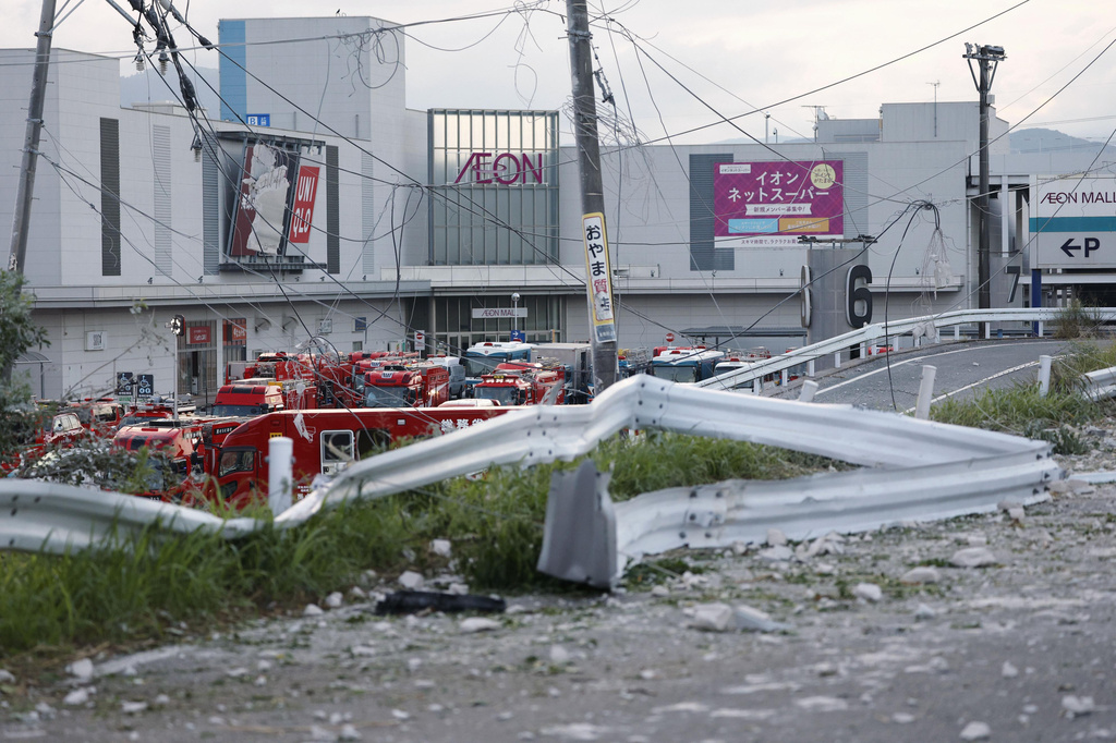熊本發生7.1級強震後，當地Aeon Mall更發生大爆炸，災區畫面令人觸目驚心。 美聯社