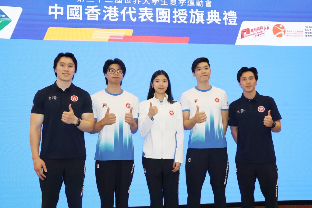 香港體操隊 : 兩位前港隊名將石偉雄(右一)及吳翹充(左一)任隨隊教練。徐嘉華攝