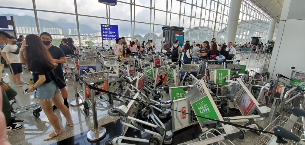 示威者堵塞離境大堂通道
