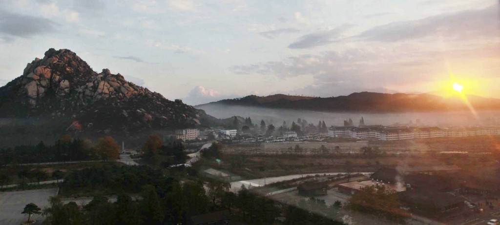 日出下的金刚山观光特区旅馆。 路透社