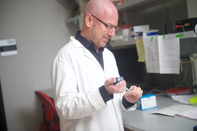 Charles Brenner為NAD+諾加因子研究權威，2004年發現了nicotinamide riboside （NR）可補充細胞中的NAD，並推出TRU NIAGEN （樂加欣）。網圖