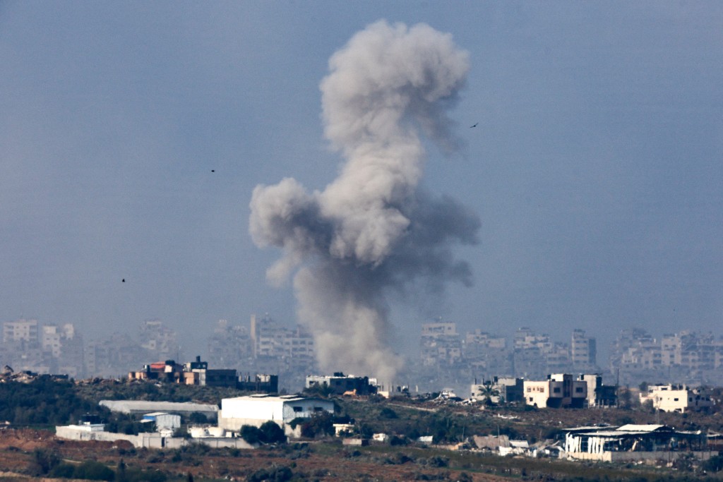 以军元旦日空袭加沙中部城市代尔拜拉赫一处住宅，造成至少15人死亡。路透社