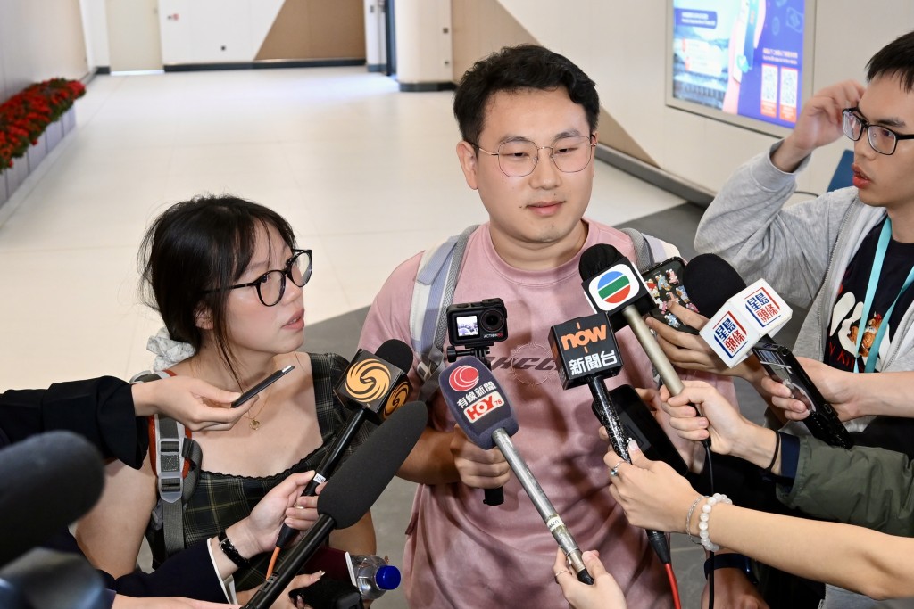 來自中山的陳先生偕女友來到轉機停車場。 來自中山的陳先生偕女友來到轉機停車場。