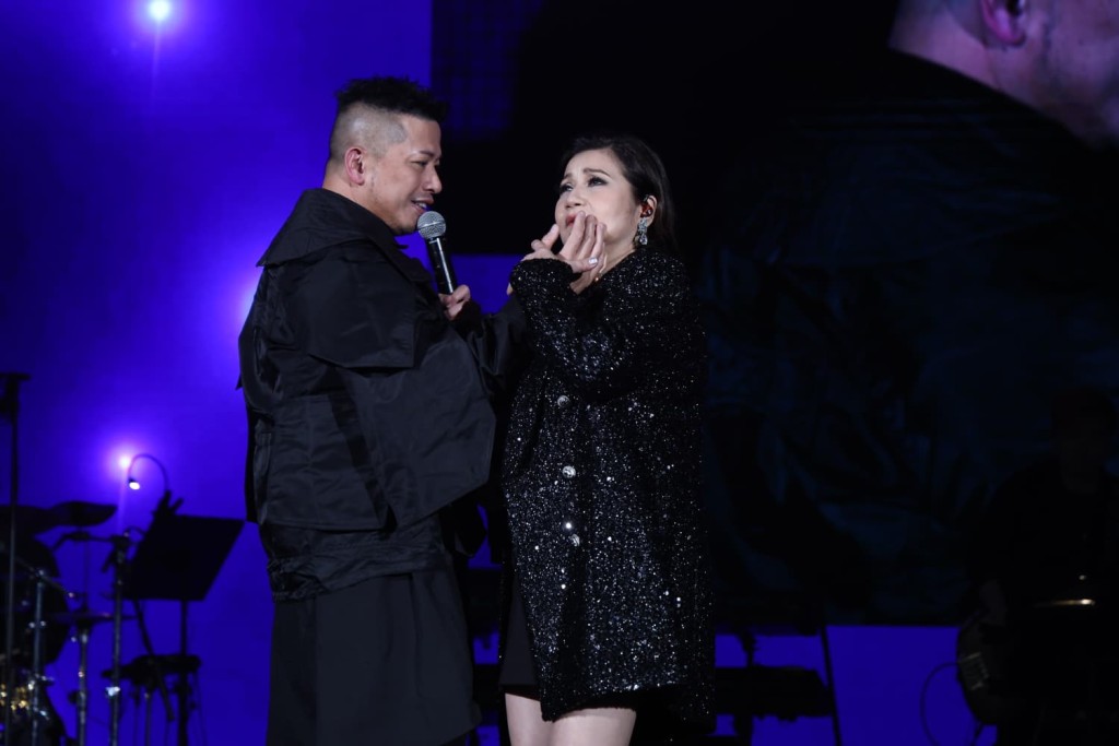 韋綺姗和小肥唱《相逢何必曾相識》。