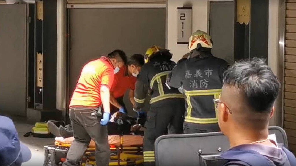 疑犯吞槍自殺後,救護人員對其急救。自由時報