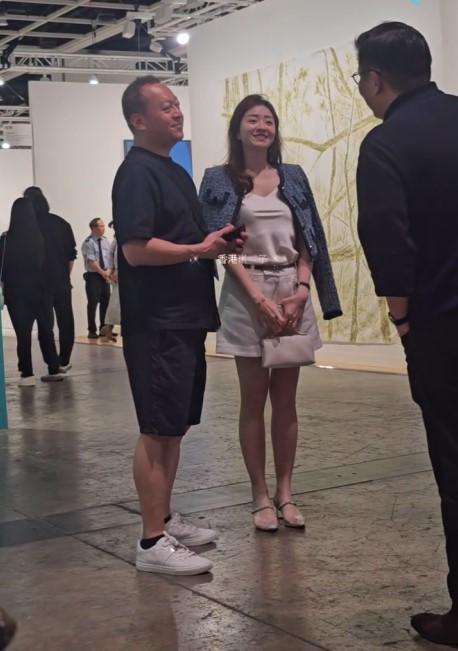 徐淑敏早前跟老公黃浩一齊睇藝術展。