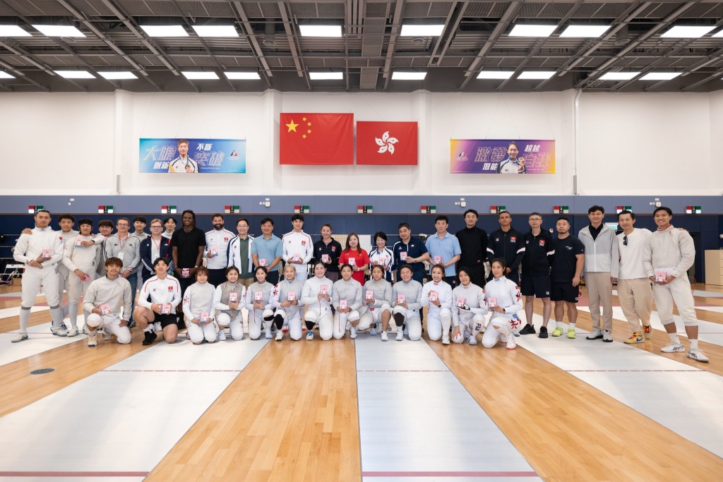 羅淑佩與劍擊運動員見面。香港體育學院 Facebook 圖片 羅淑佩與劍擊運動員見面。香港體育學院 Facebook 圖片