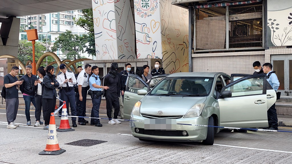 警方在場搜查。黃文威攝