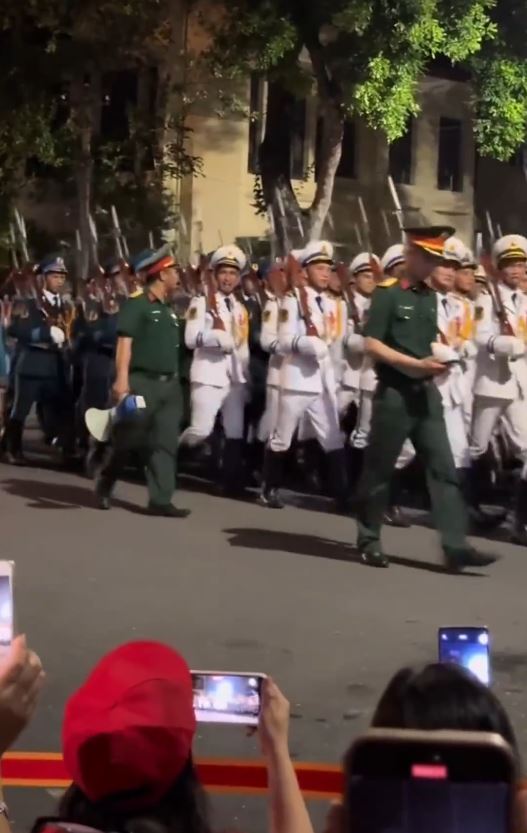 步操期间有士兵（中）扭头跟同袍说话，也有军官低头看一电话。微博