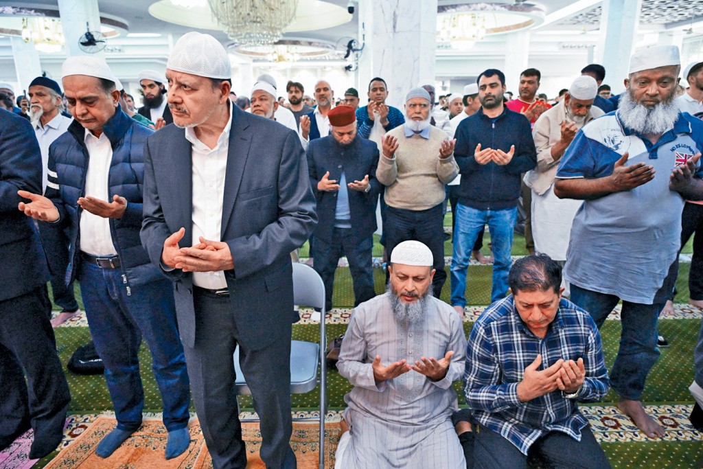 尖沙咀九龍清真昨日舉行「伊斯蘭教大埔火災特別祈禱會」，哀悼罹難者。