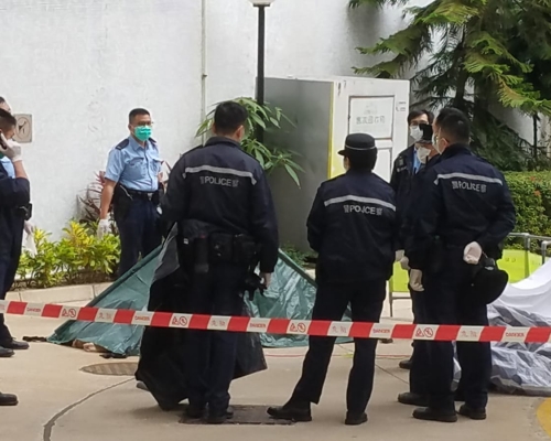 警方以帳篷遮蓋死者遺體。