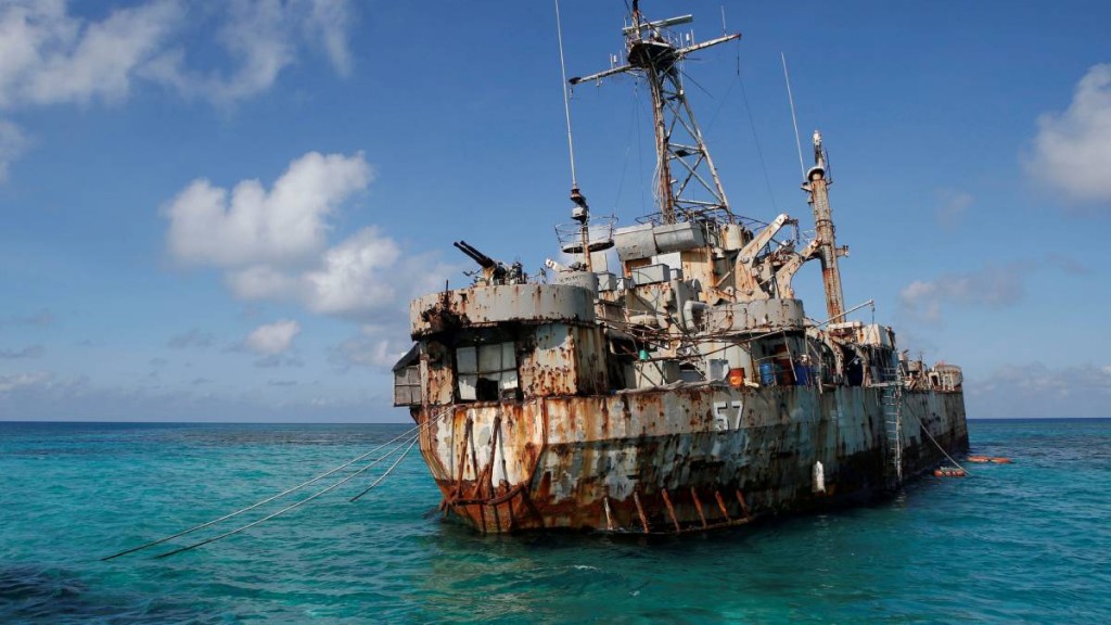 24年前擱淺在仁愛礁的菲律賓「馬德雷山」號登陸艦。（路透社）