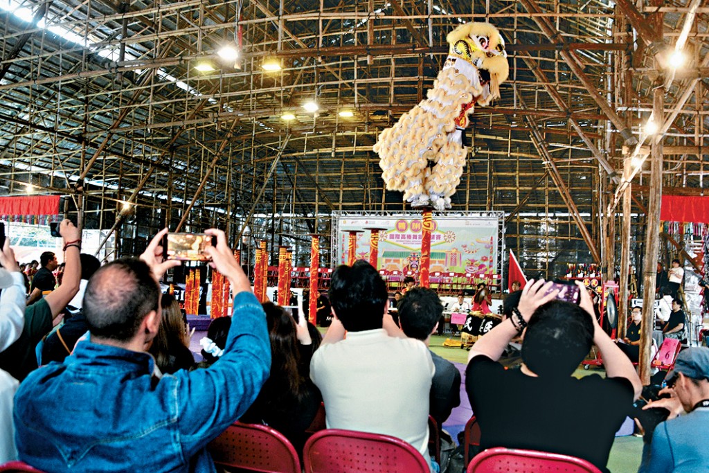 頂尖醒獅隊伍獻技。 