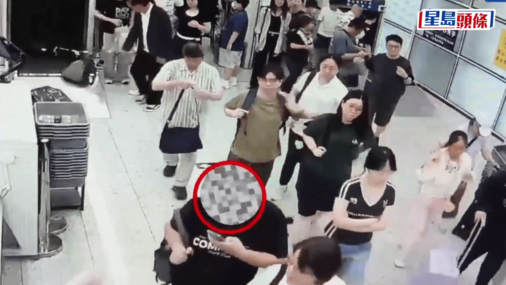涉案男旅客被海关截查。 海关发布