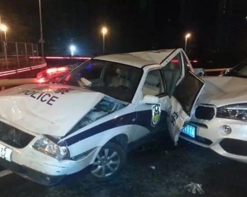 警车被撞至车尾及车头冚都变形。网图