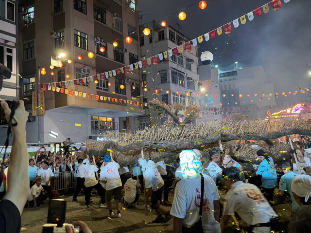 全長67米的火龍點滿過萬支長壽線香。
