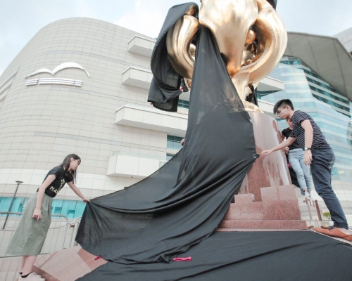 香港众志、社民连、人民力量代表日前以黑布遮盖金紫荆雕像。资料图片/Jimmy Lam Kin Hang摄