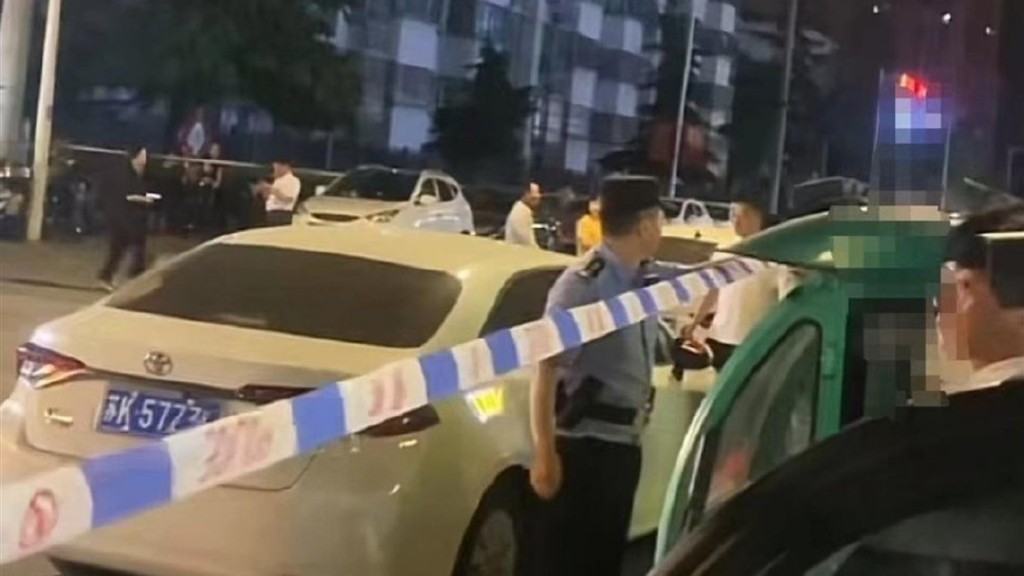 警方赶至后在现场拉起长长的封锁线。网图