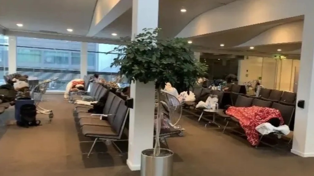 攰极倒在机场的椅上睡觉。网图