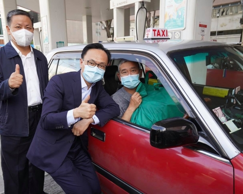 聶德權向現場的的士司機派發口罩和關愛防疫包。 聶德權FB圖